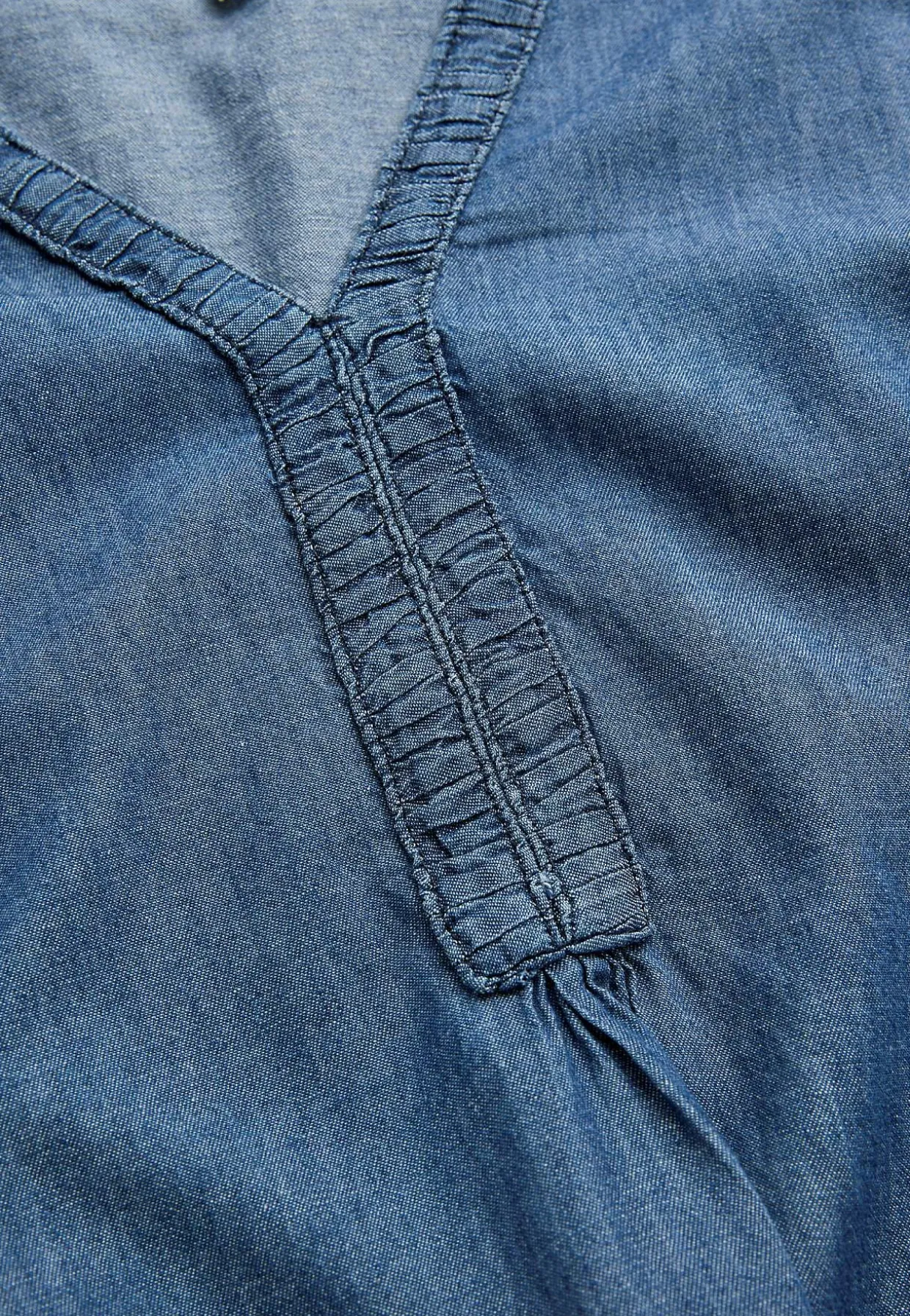 Denimtunika koristeellisella V-aukolla