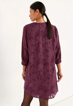 Jacquard-neuloksinen, läpikuultava mekko