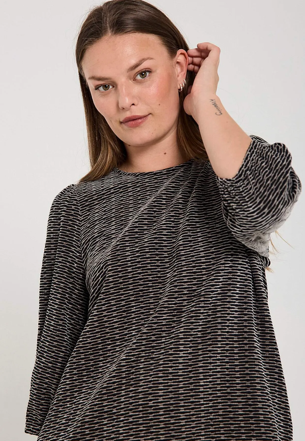 Jacquard-neuloksinen mekko taskuilla
