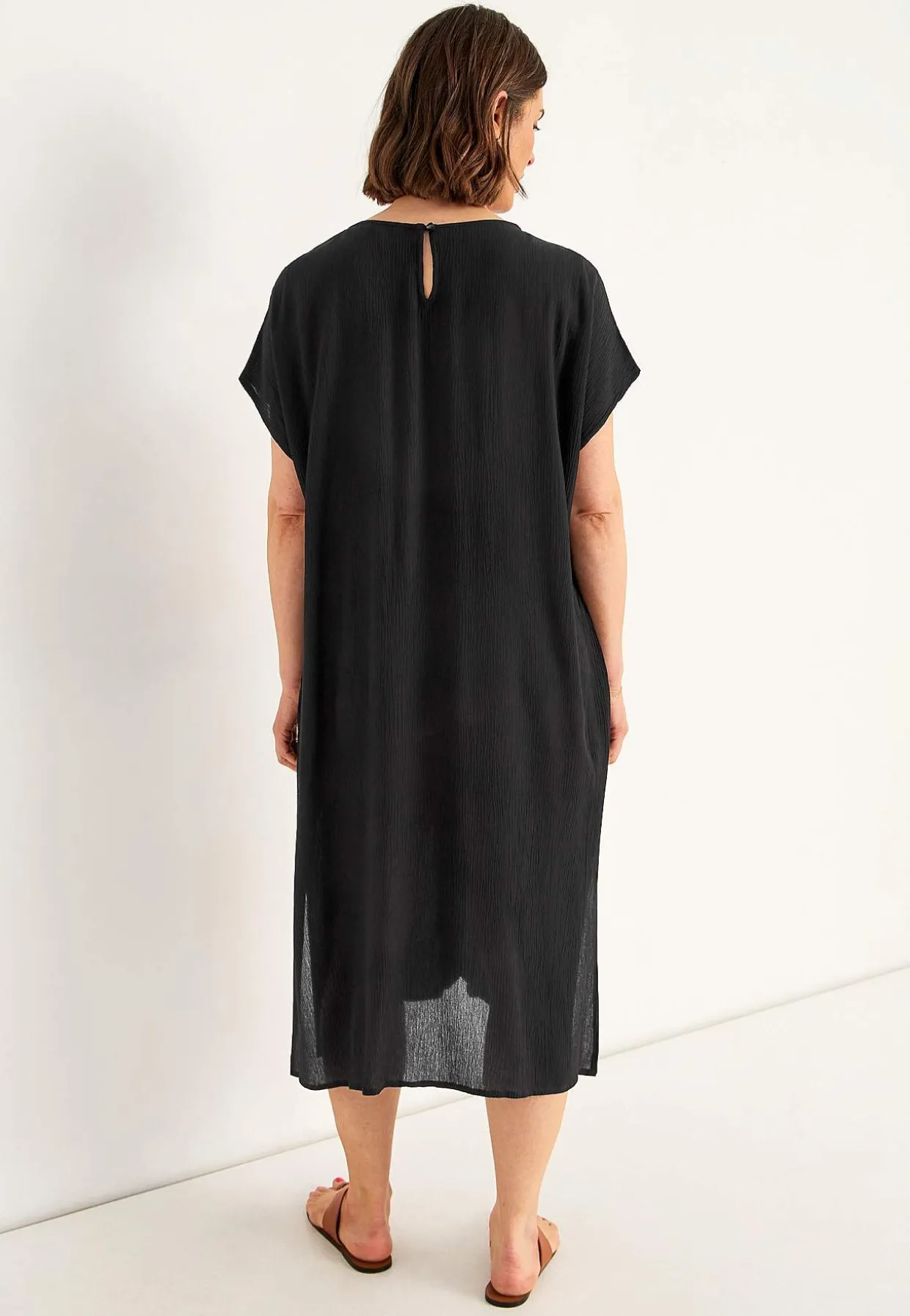 Kreppinen mekko taskuilla