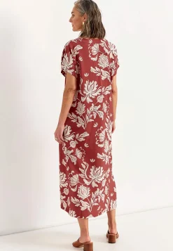 Kuviollinen mekko taskuilla