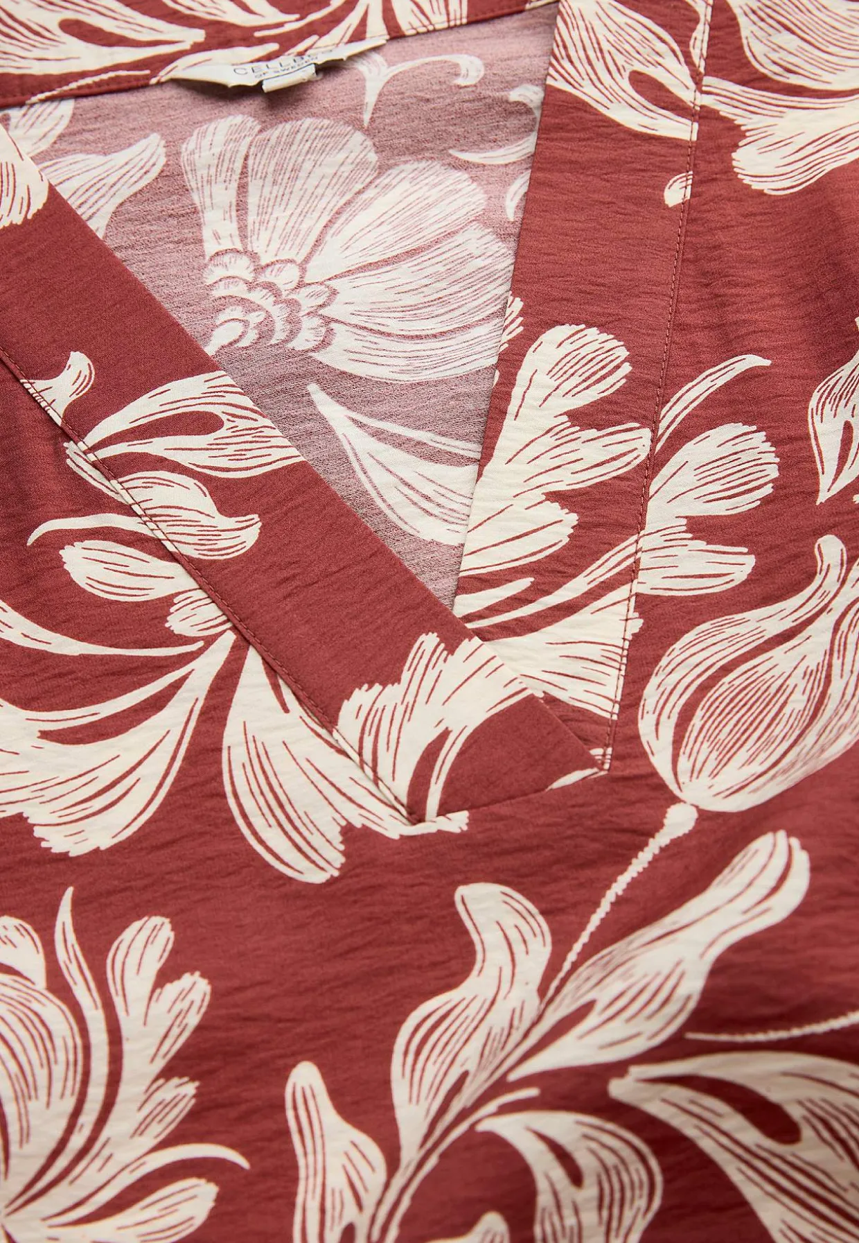 Kuviollinen mekko taskuilla