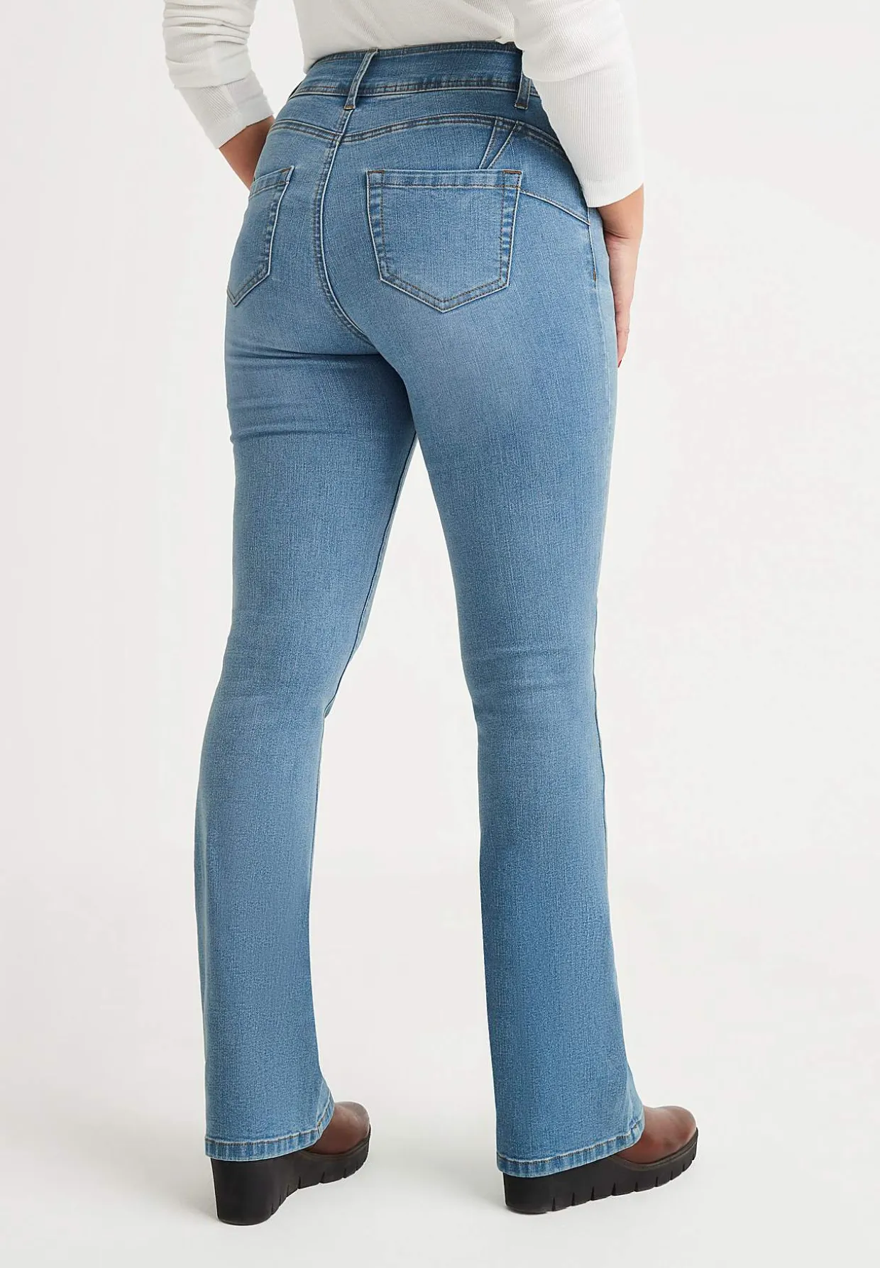 Muotoilevat farkut bootcut-lahkeella ja joustolla