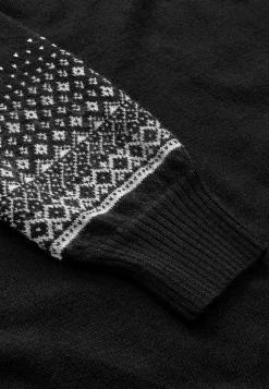 Neulottu mekko jacquard-kuvioisilla hihoilla