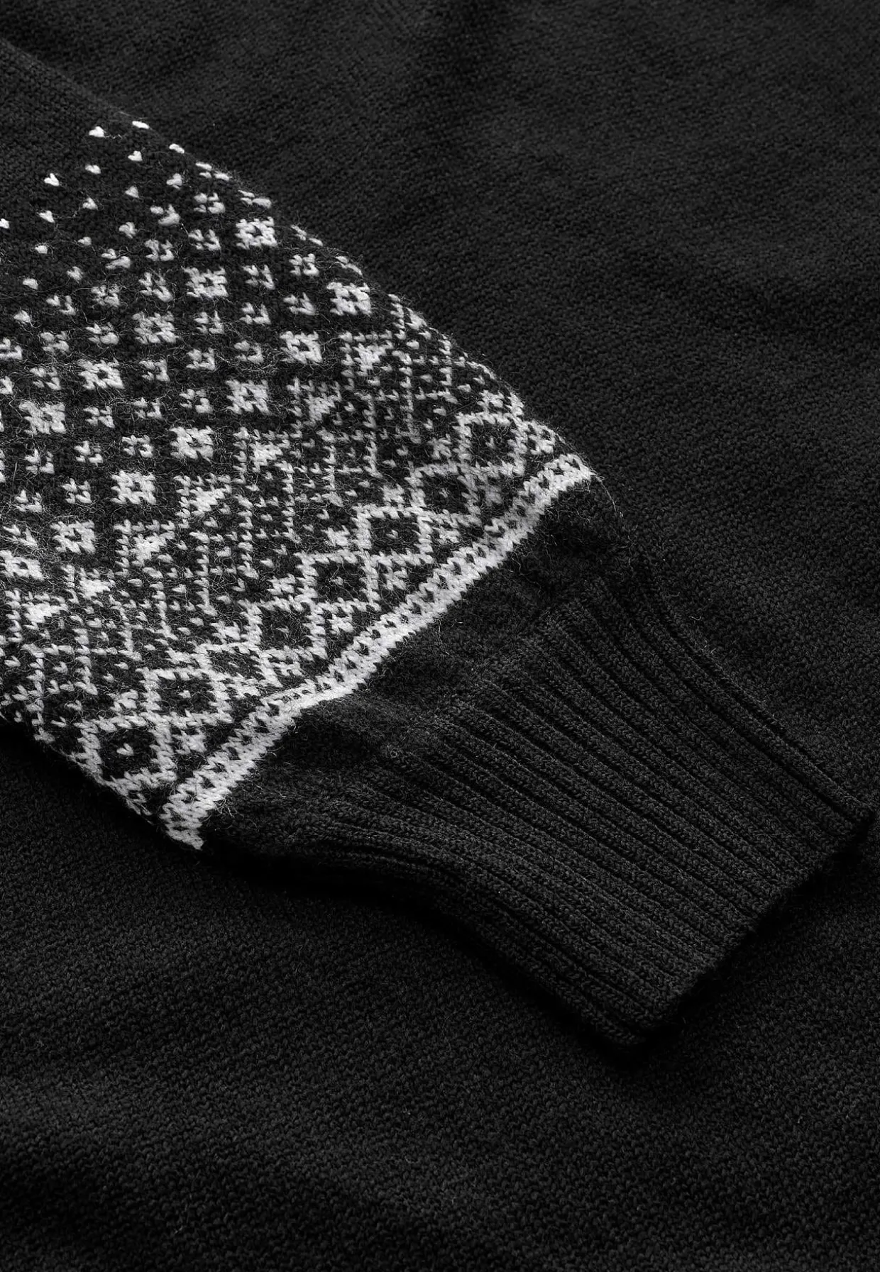 Neulottu mekko jacquard-kuvioisilla hihoilla