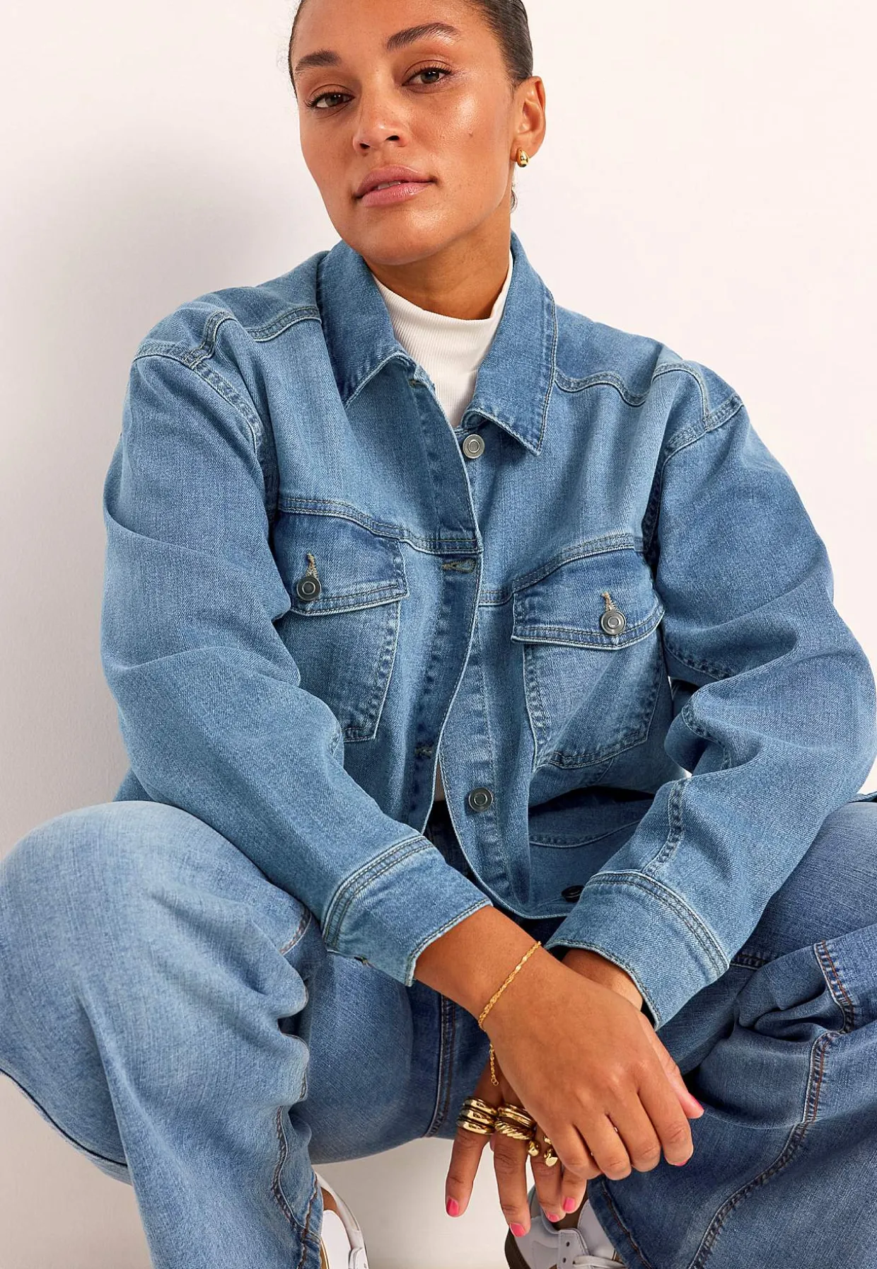 Pitkä farkkutakki joustolla