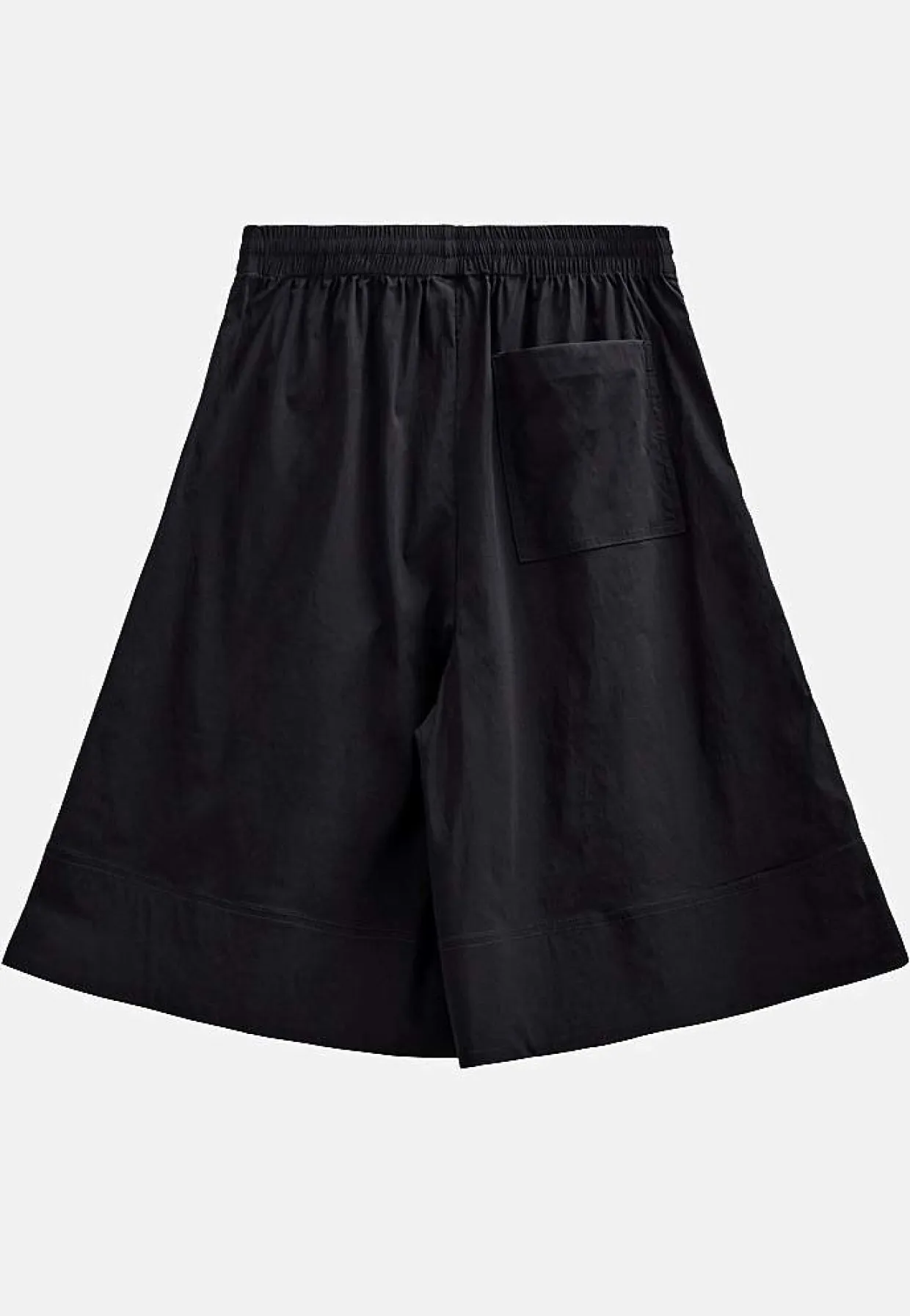 Pitkät, leveät shortsit