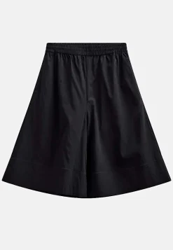 Pitkät, leveät shortsit
