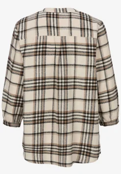 Pusero flanellista rintataskulla