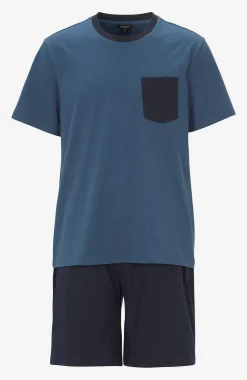 Pyjamasetti T-paidalla ja shortseilla