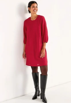 Reikäkuvioinen mekko