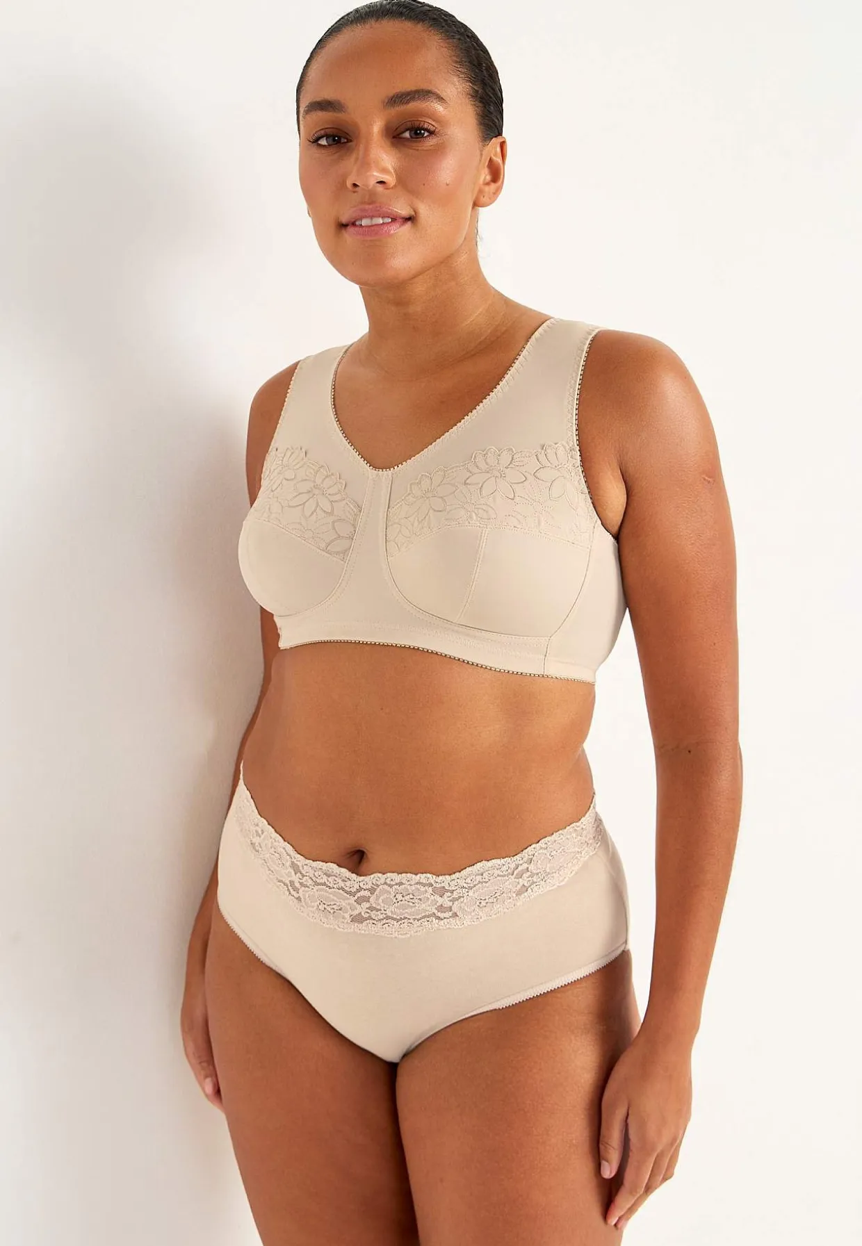 Soft-rintaliivi kirjailulla Lily 2 kpl/pakkaus