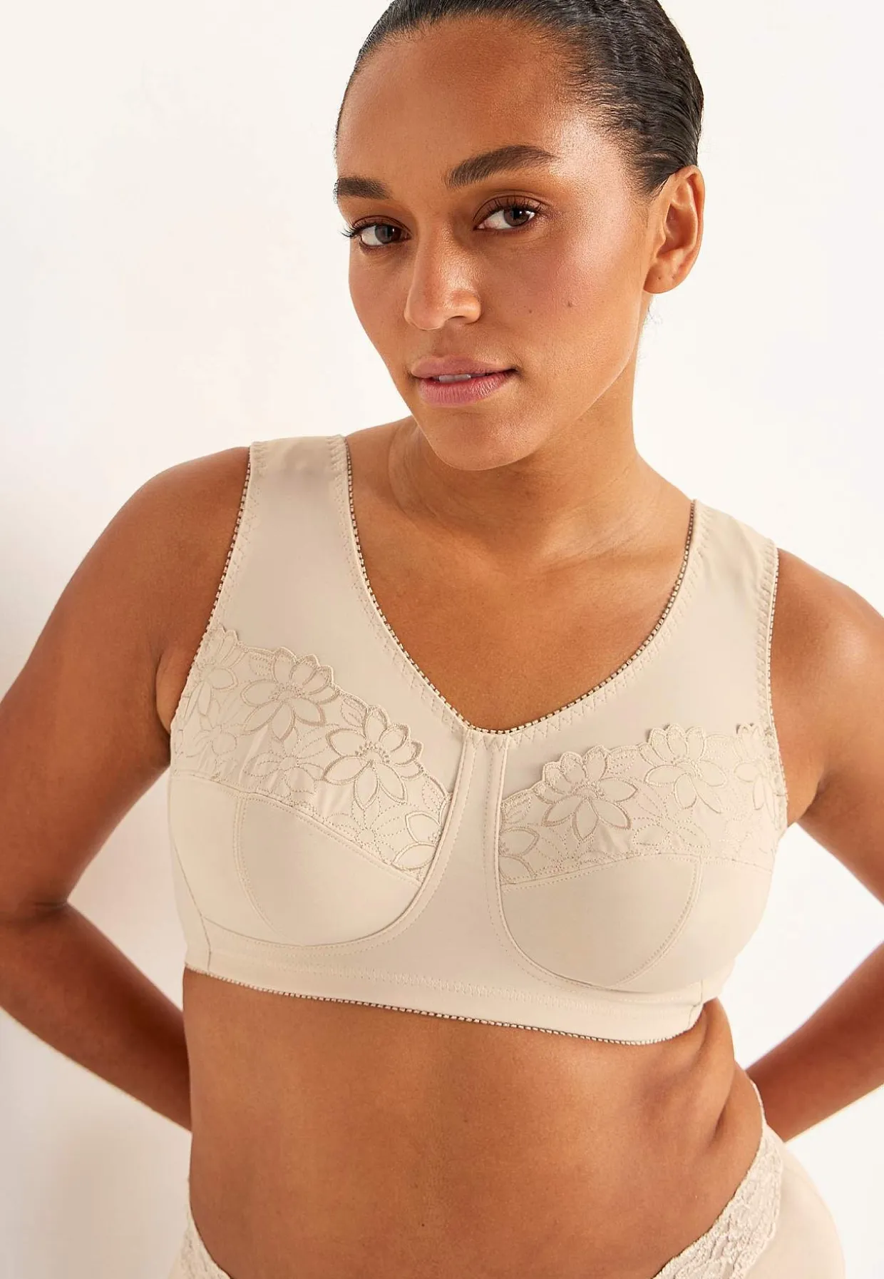 Soft-rintaliivi kirjailulla Lily 2 kpl/pakkaus