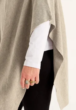 Tiheäsilmukkainen poncho
