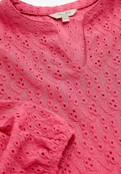 Trikootoppi kirjaillulla rei’ityksellä