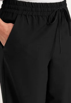Tyylikkäät pull on -housut Pia