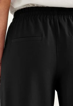 Tyylikkäät pull on -housut Pia